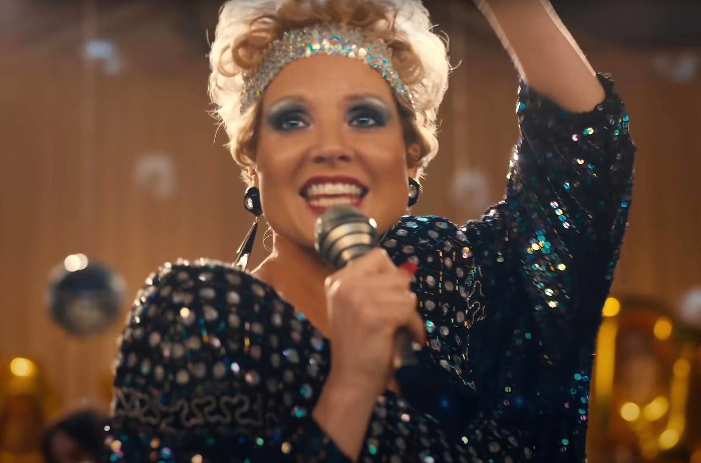 Jessica Chastain singing as Tammy Faye Bakker with sequins