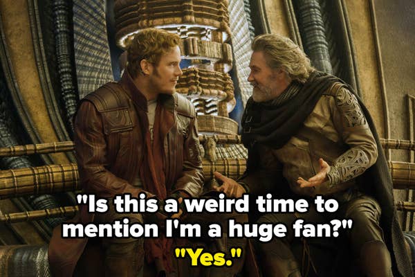 Star-Lord e Ego conversando, com citação: ""É um momento estranho para mencionar que sou um grande fã?"  Com resposta: sim."