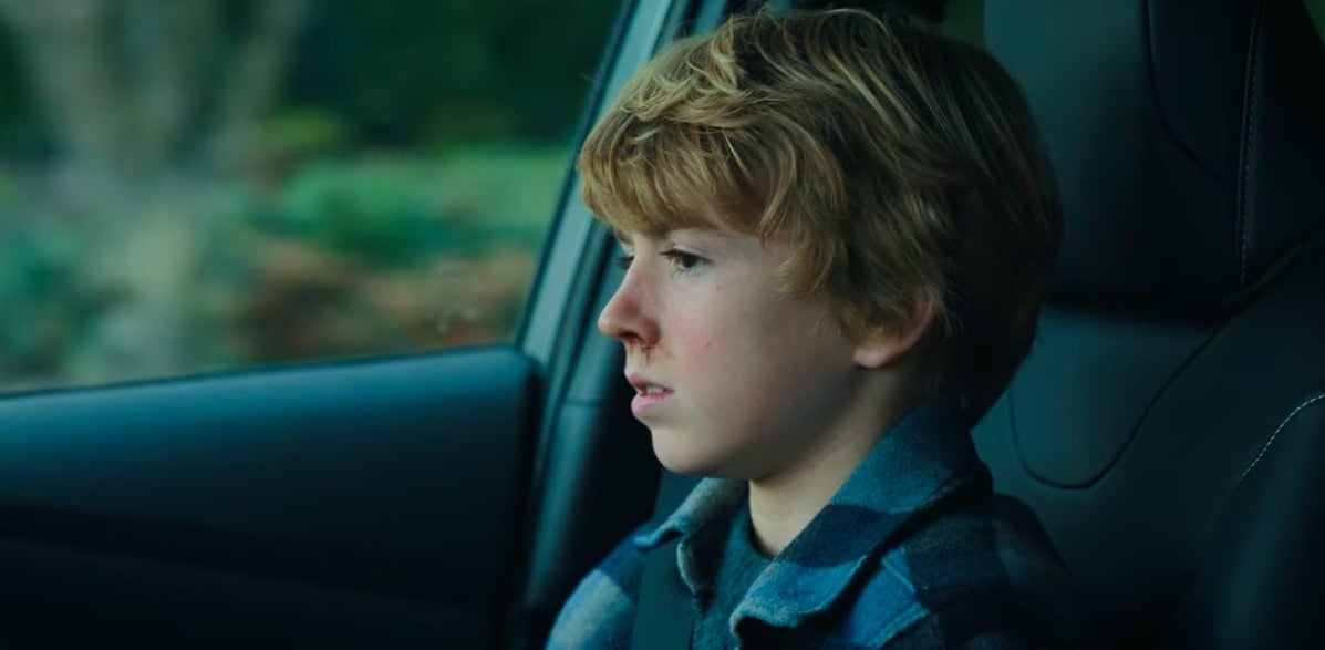 Young Adam sitting in his mom&#x27;s car in &quot;The Adam Project&quot;