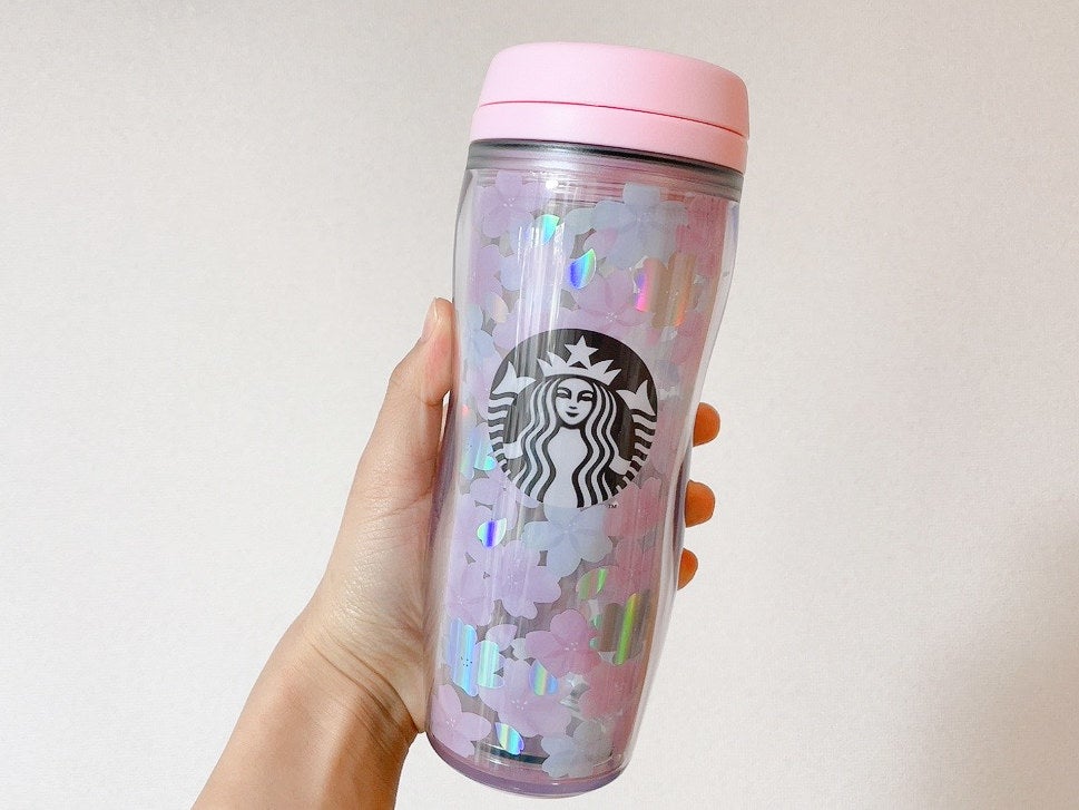 さすがスタバさん、デザインが美しすぎるわ…。季節限定の“桜タンブラー