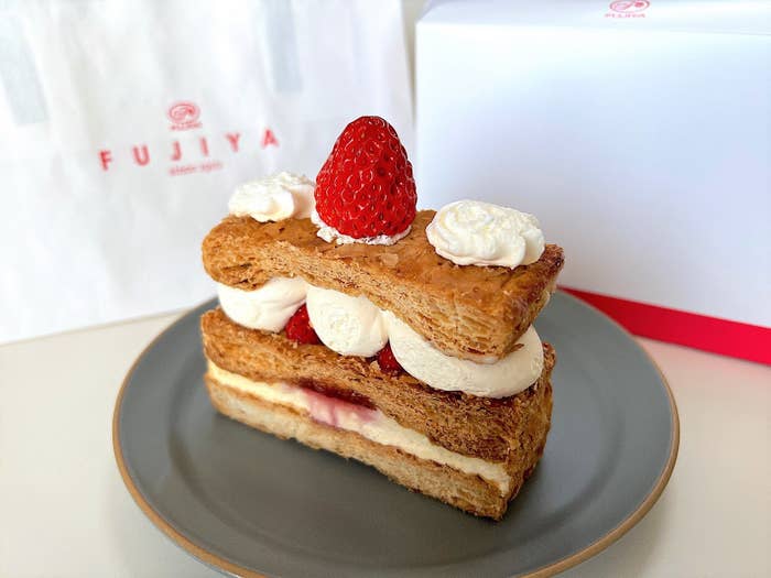 不二家さん これは美味しすぎるって 新作の クリームたっぷりミルフィーユ 濃厚な甘さに感動したよ