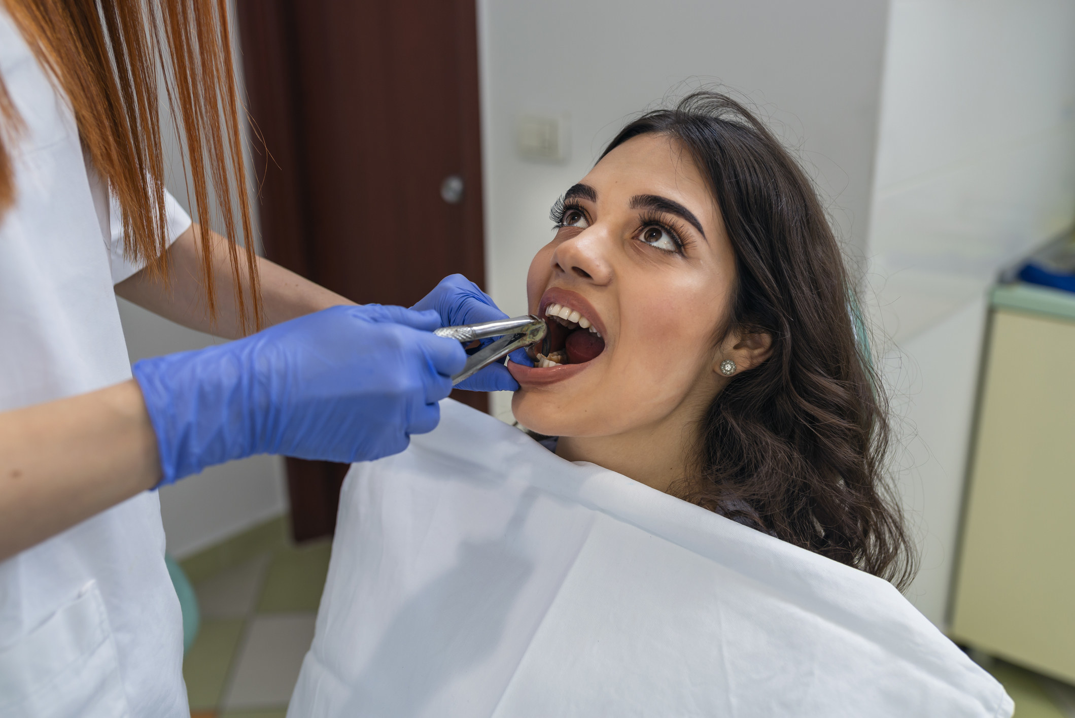 Dentist about to pull out a patient&#x27;s tooth