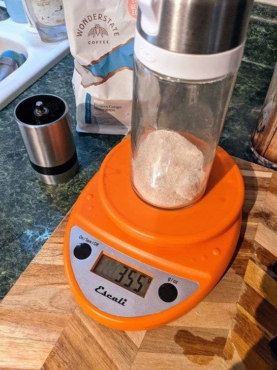 The scale weighing flour