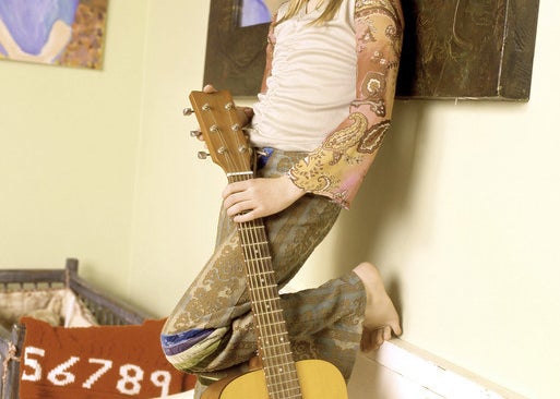 Emma Roberts holding a guitar in Unfabulous