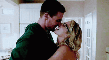 Olive and Felicity kissing on &quot;Arrow&quot;