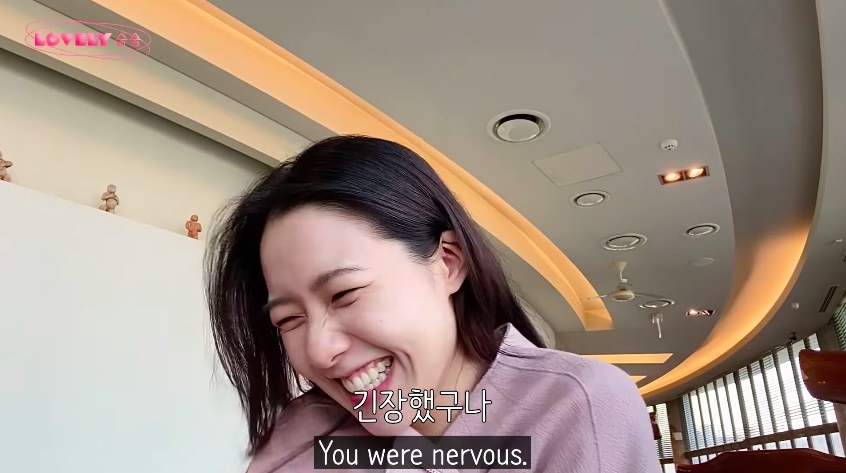 Su-min laughs as her friends says, &quot;You were nervous&quot;