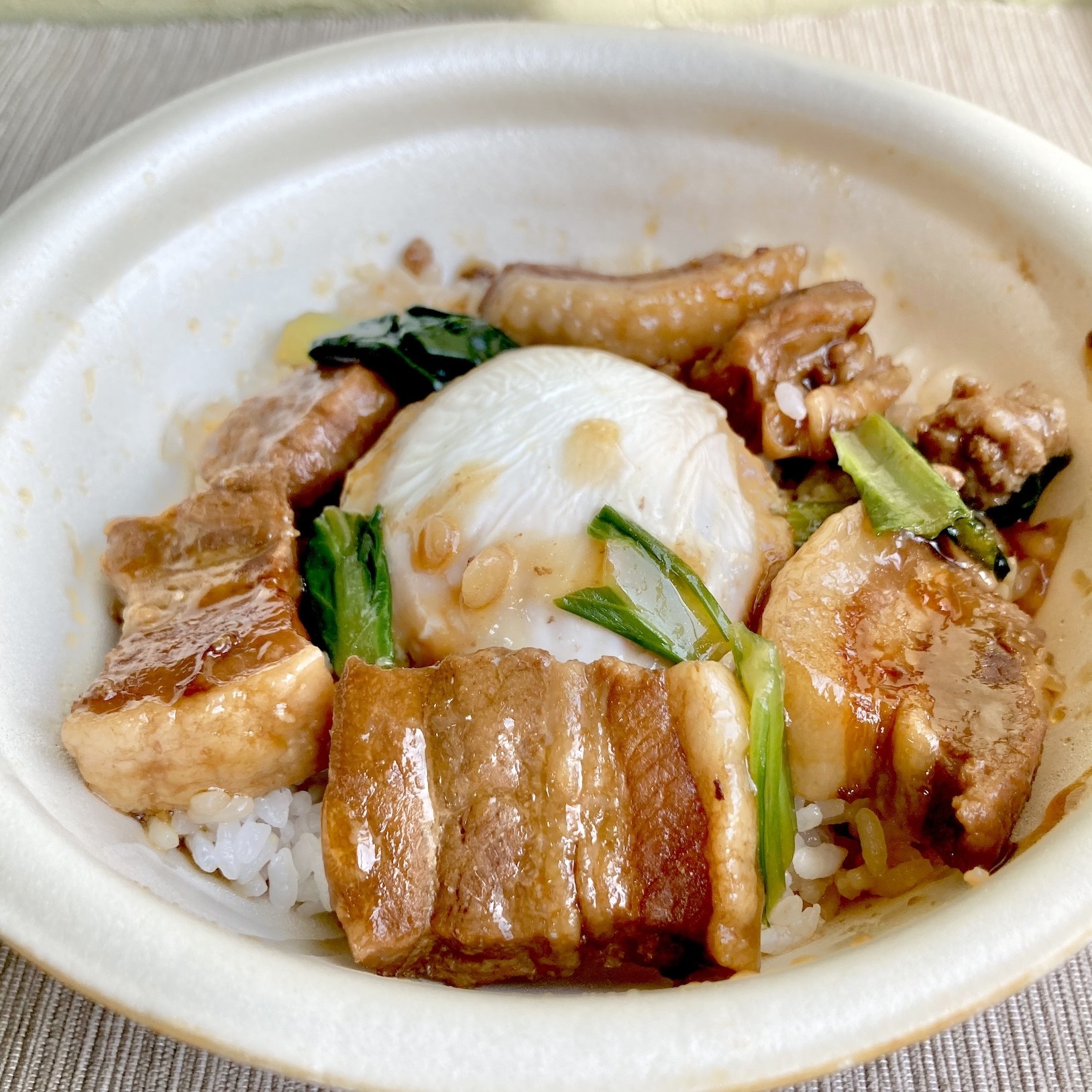 爆速でご飯が消えた。セブン「激ウマ角煮丼」タレの染み方がハンパない