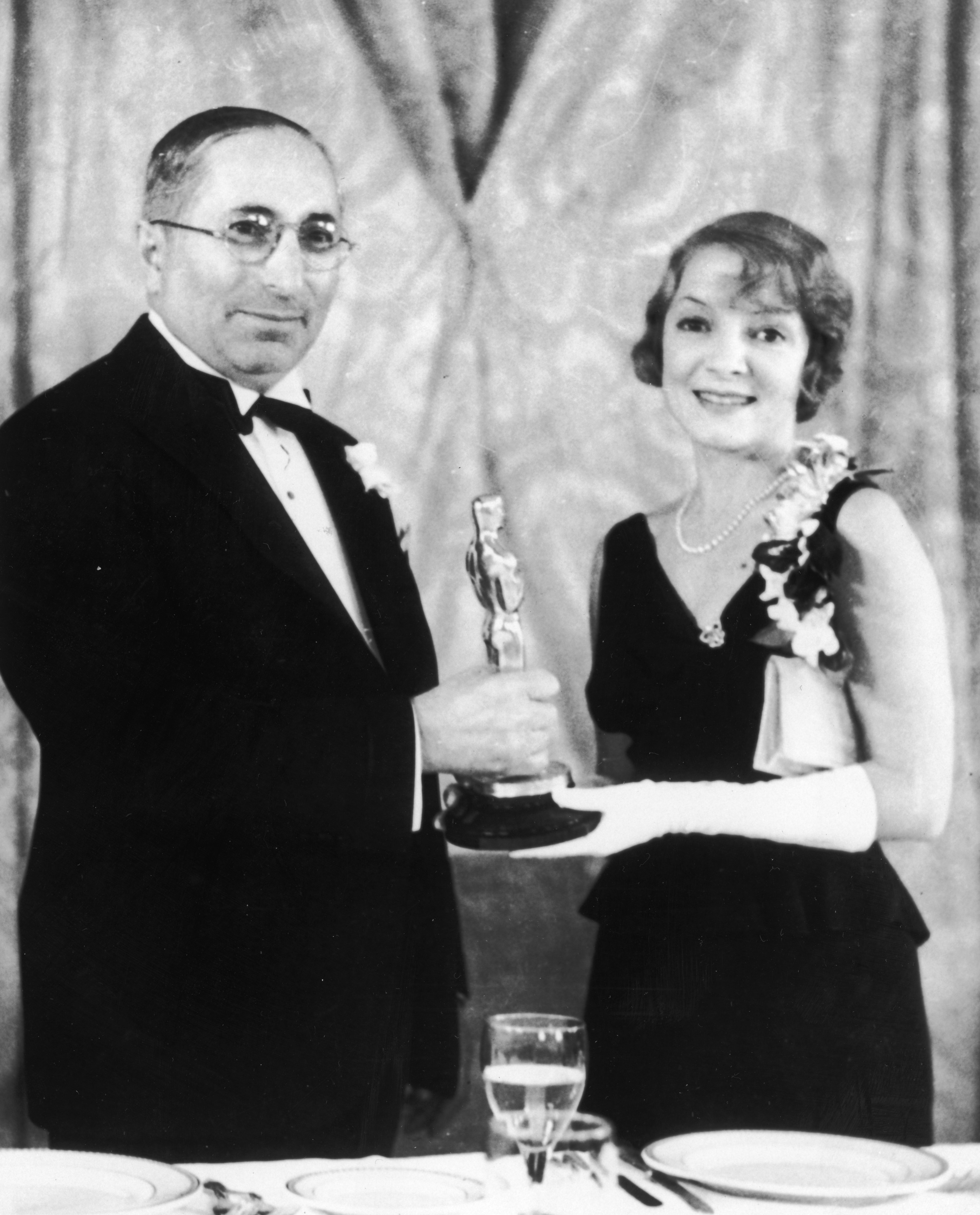 Louis B梅耶提出美国演员海伦海耶斯的奥斯卡最佳女演员她在影片中的角色& # x27;的罪Madelon Claudet& # x27;
