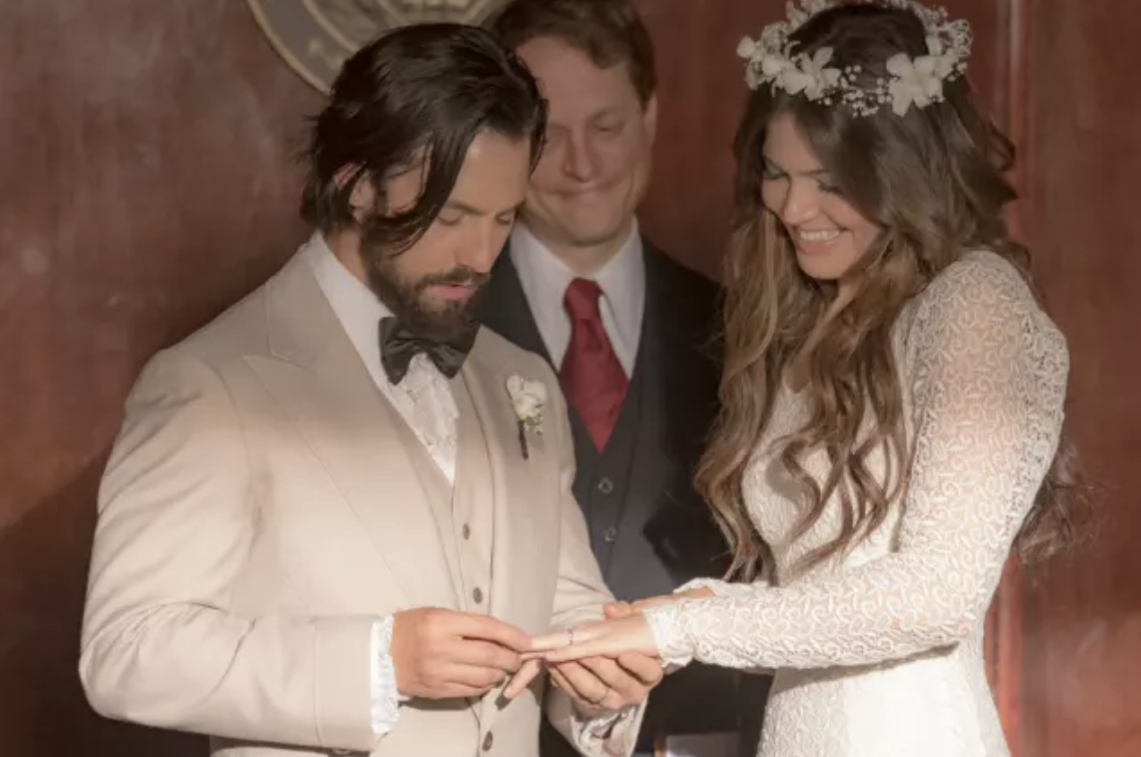 Vilo Mentiniglia as Jack Pearson putting a ring on the finger of Mandy Moore as Rebecca in This Is Us