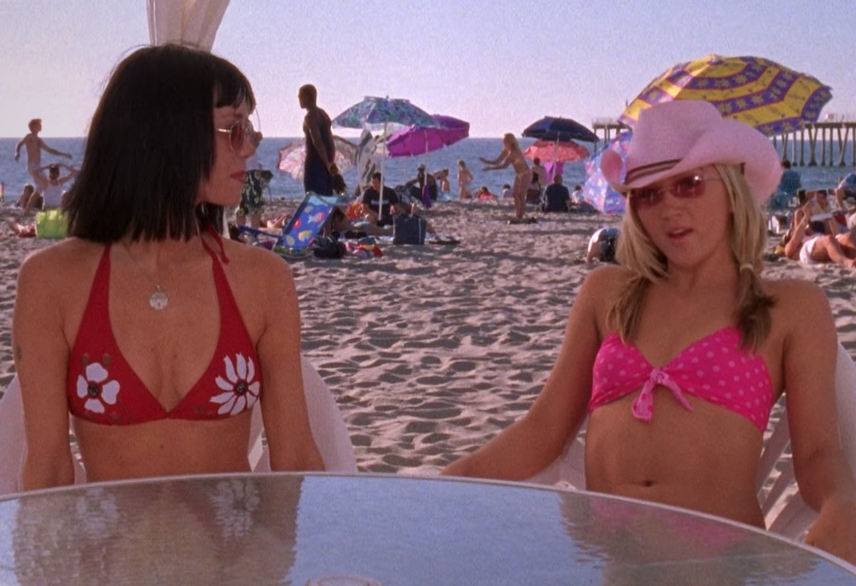 Madeline and Louise on the beach in Gilmore Girls