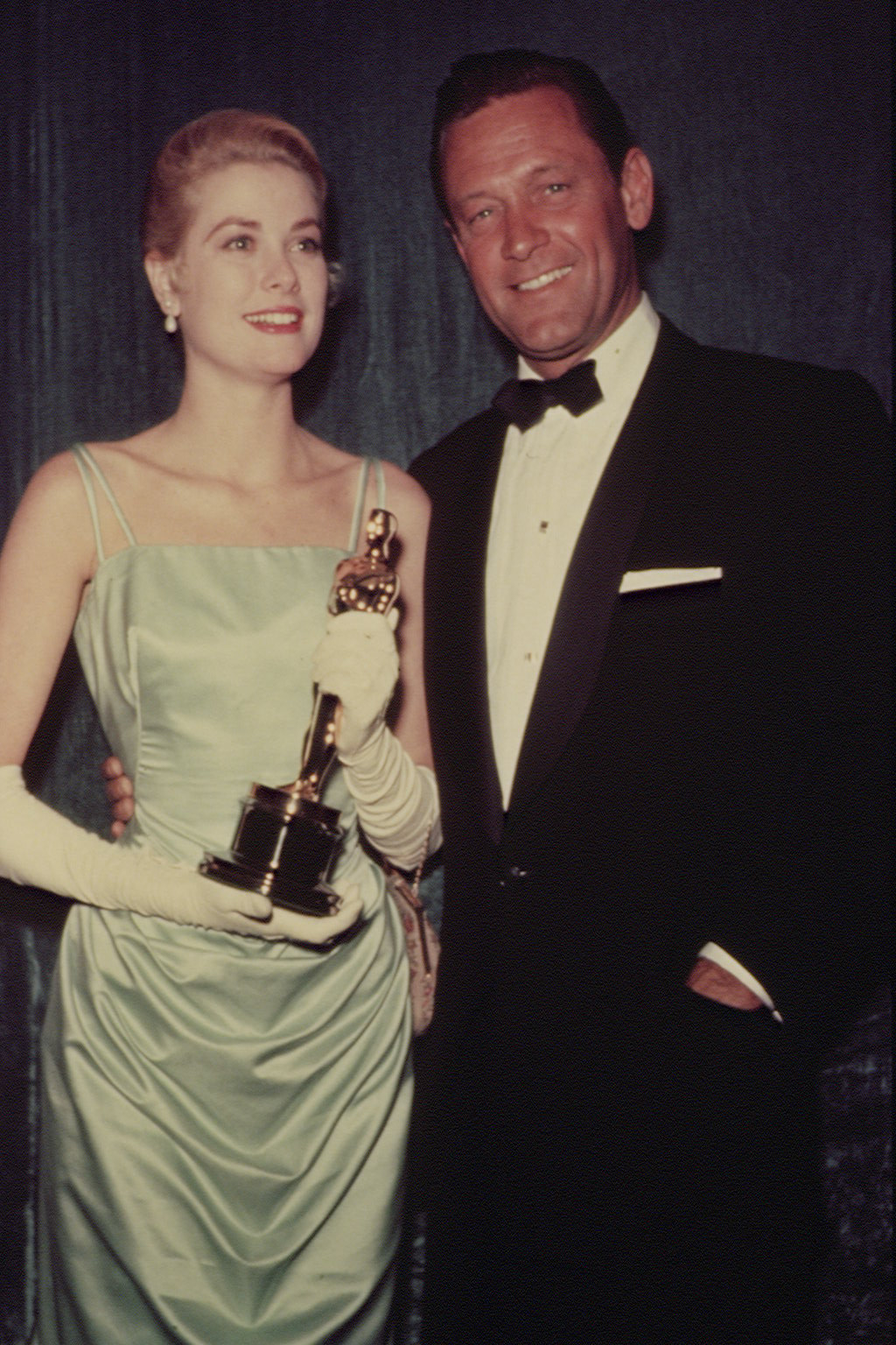 格蕾丝凯利和威廉·霍尔登在1955年的奥斯卡奖