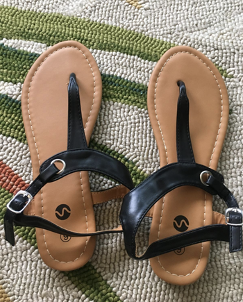 a reviewer photo of the sandals in black