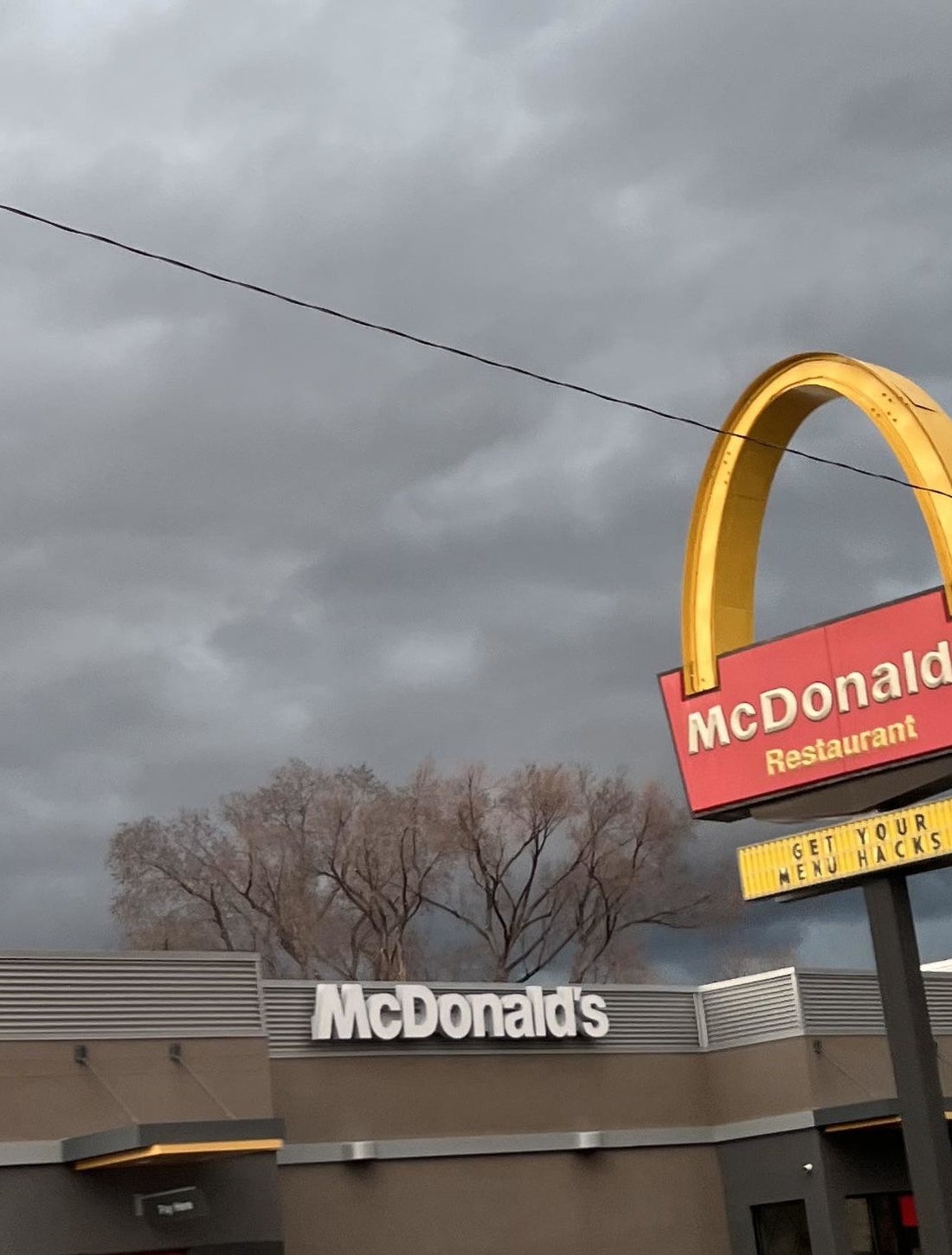 A McDonald&#x27;s sign with a single arch