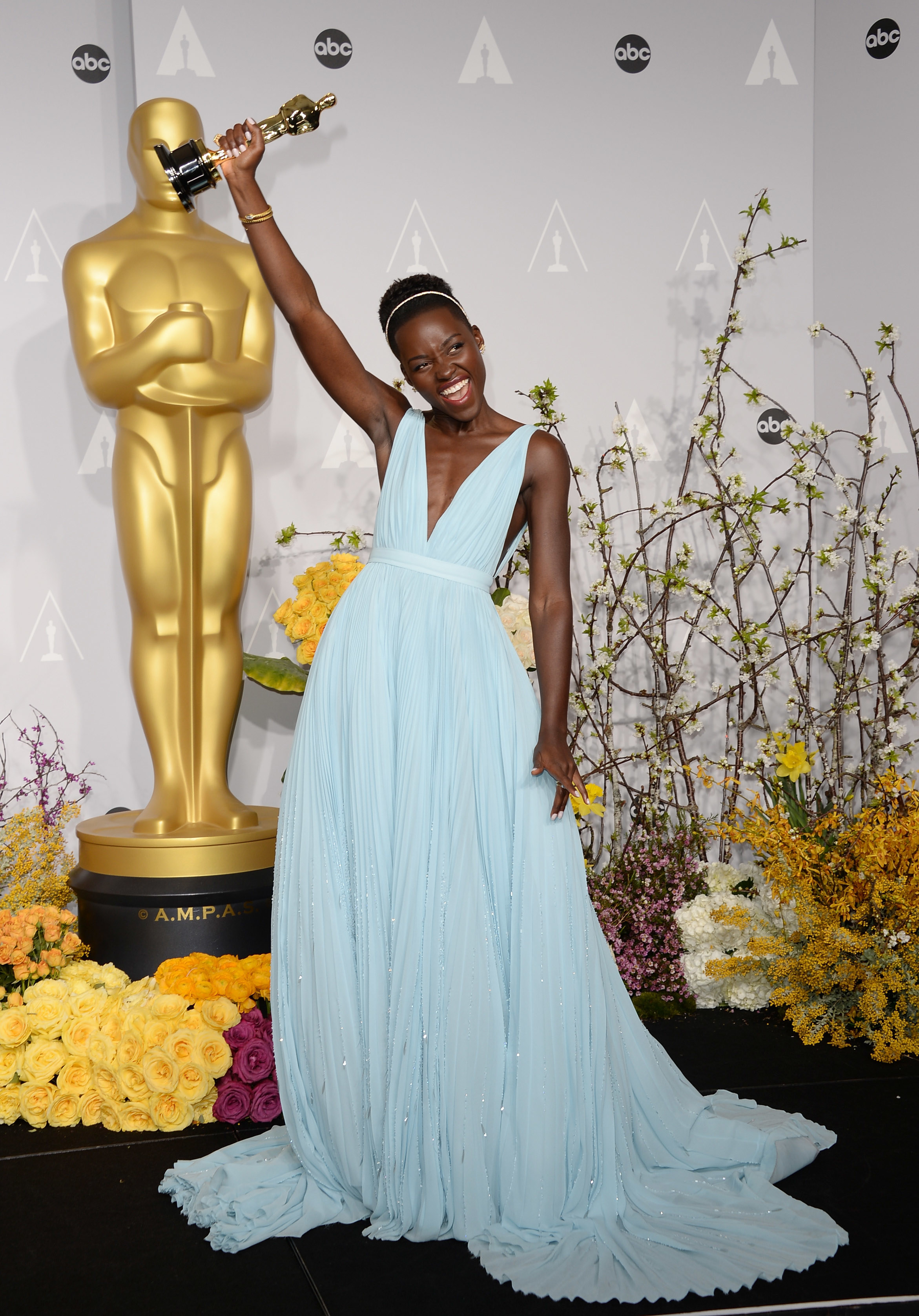 女演员Lupita nyong # x27; o姿势在新闻发布室奥斯卡颁奖典礼在好莱坞洛斯酒店3月2日,2014年