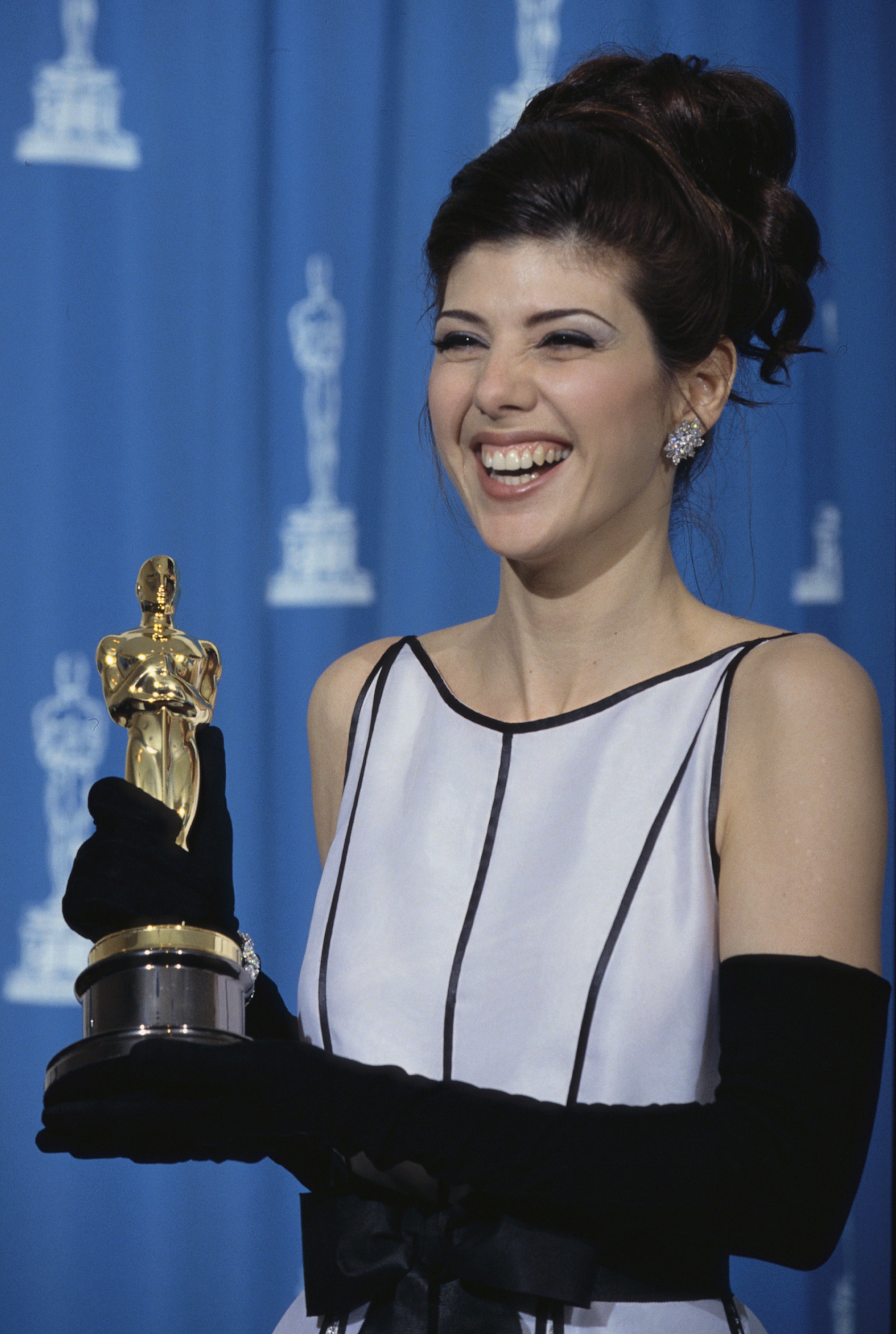 Marisa Tomei holds her Oscar at the 65th Academy Awards