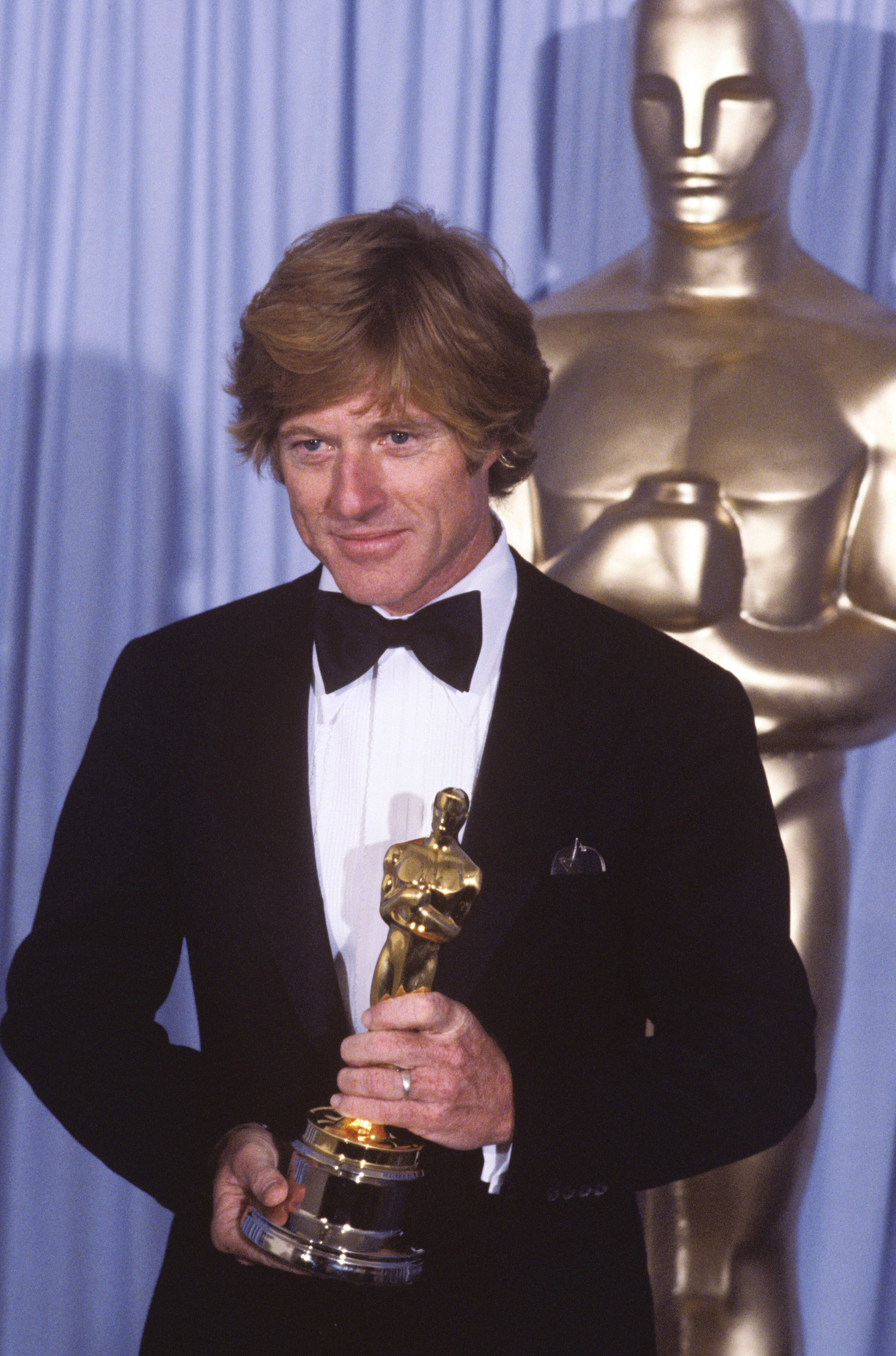 Redford posing with his Oscar