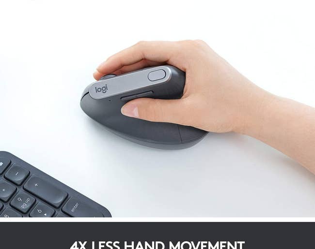 a model using the mouse, showing how the hand is supposed to be placed