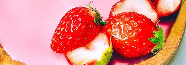 いちごの濃厚生チョコタルト 焼かない 材料4つ 混ぜて冷やすだけ レシピ 作り方 Tasty