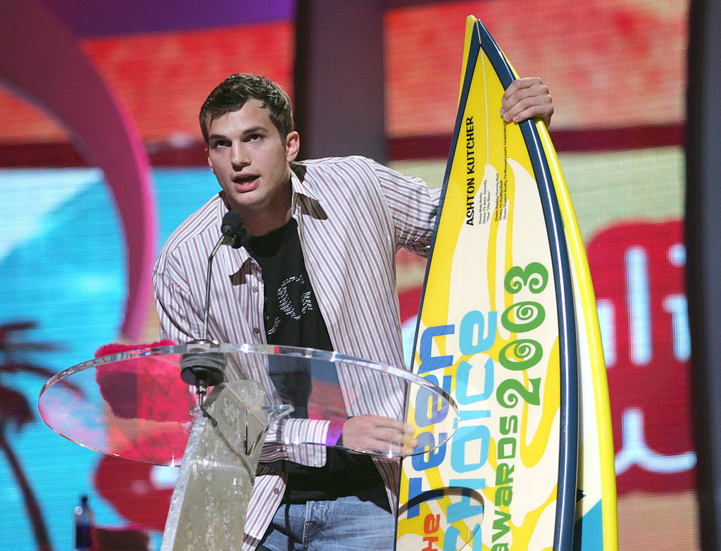Ashton Kutcher winning the teen choice award for punk&#x27;d