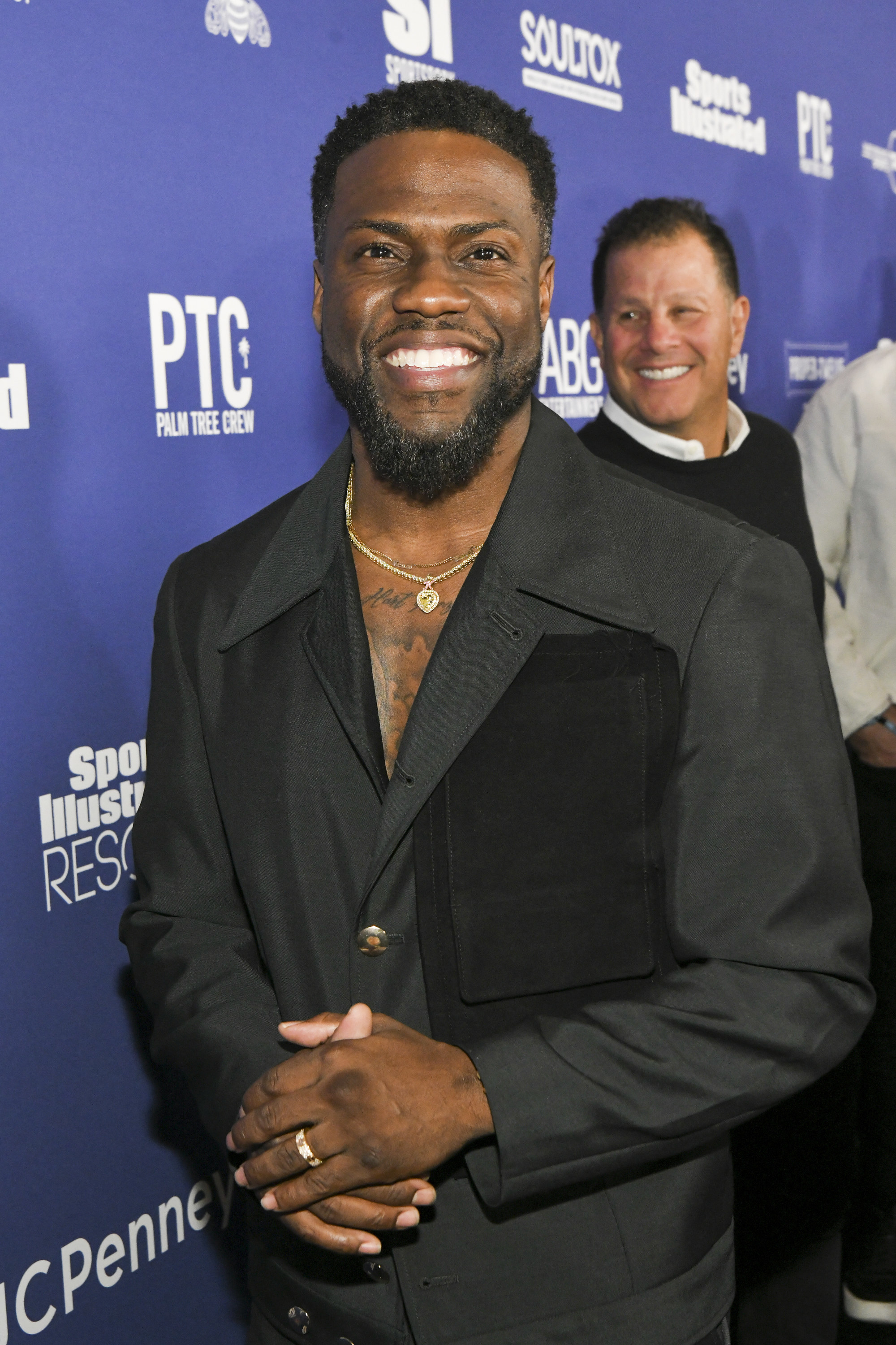 Kevin Hart smiles at a red carpet event