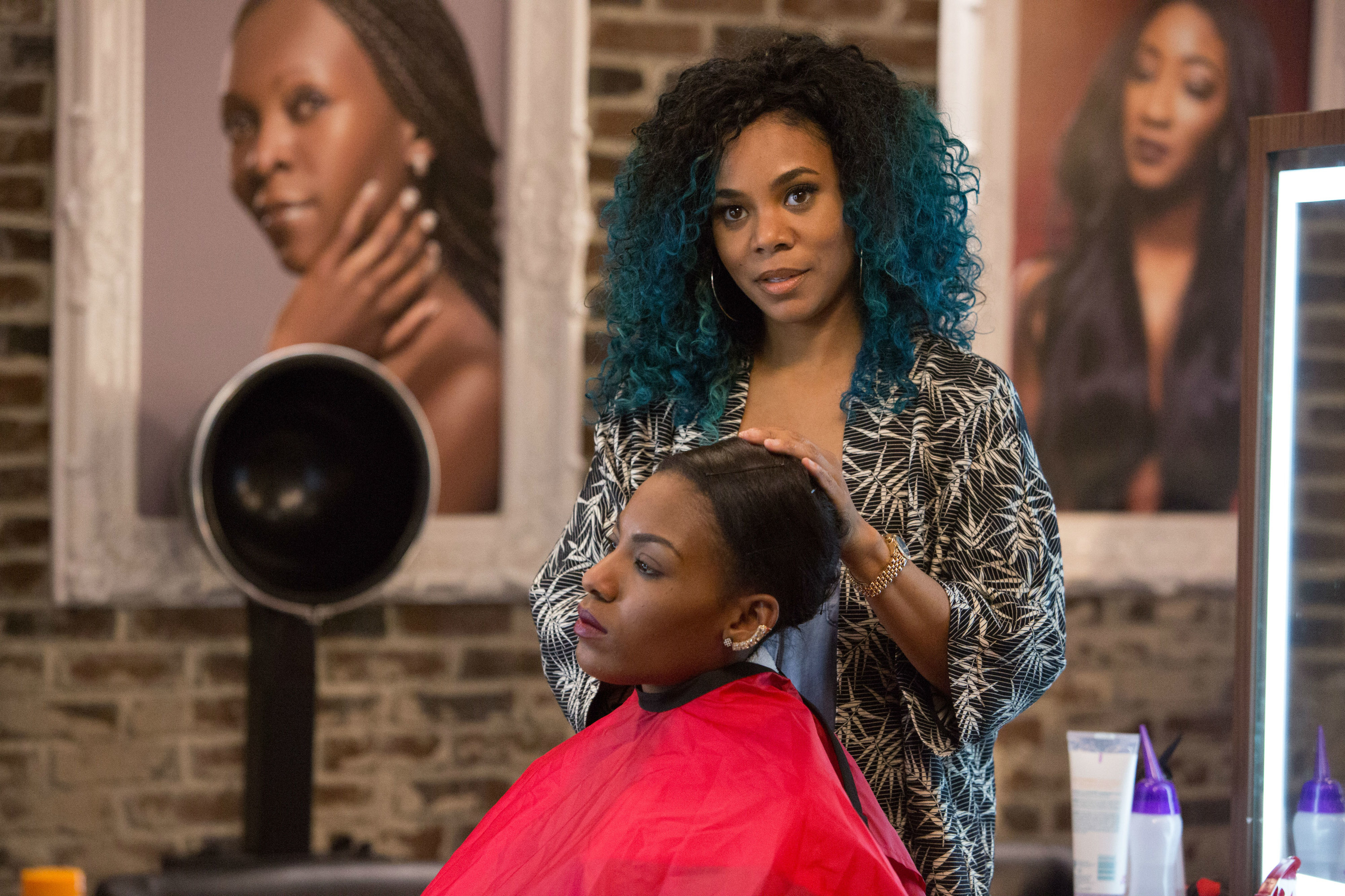 Regina King works on a woman&#x27;s hair