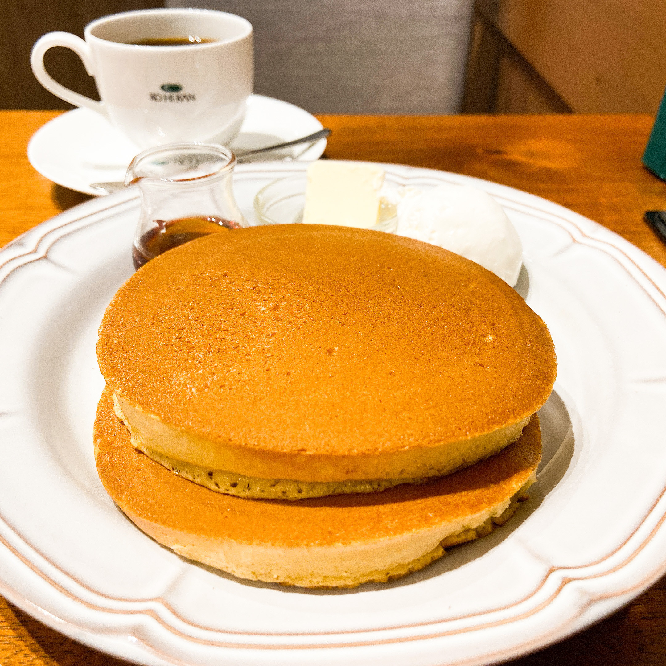 珈琲館のオススメのメニュー「トラディショナル・ホットケーキ ホイップクリーム付き」