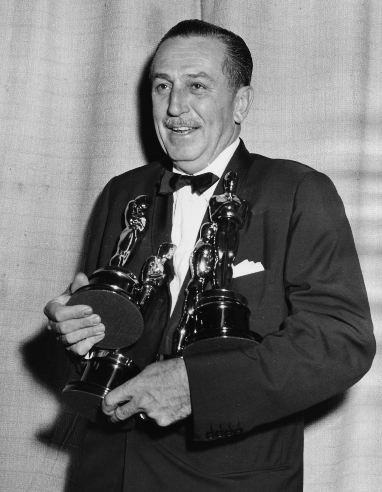 Walt Disney holding his Oscars