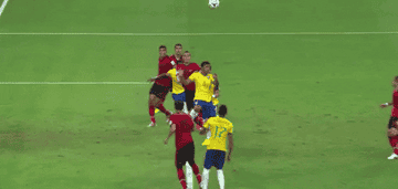 Un partido de fútbol donde el portero detiene una acción de gol
