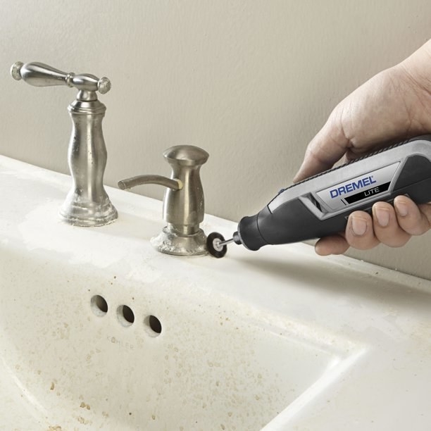 a model using the dremel to buff a sink