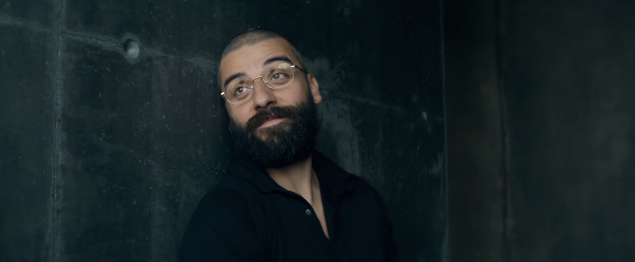 Oscar Isaac with a buzzed head wearing glasses in Ex Machina