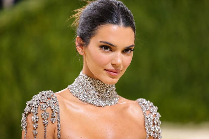 Kendall Jenner shows off natural beauty as she hugs a Marc Jacobs bag in  new photo from the designer