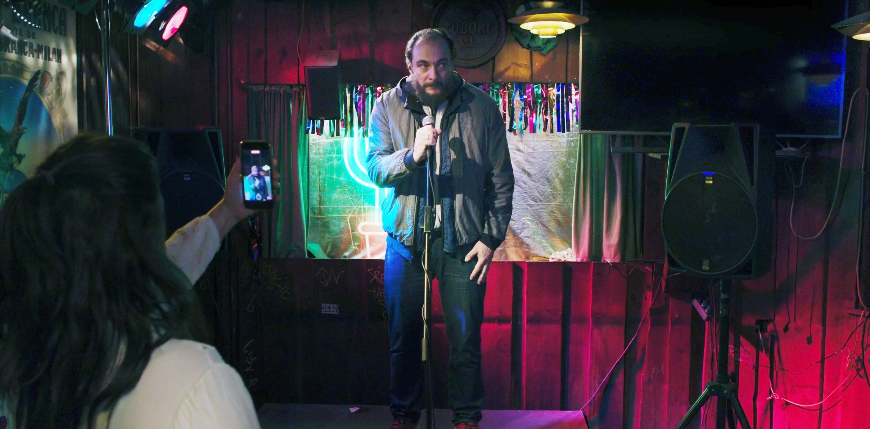 Rasmus Hammerich playing Henrik singing at the bar in the film