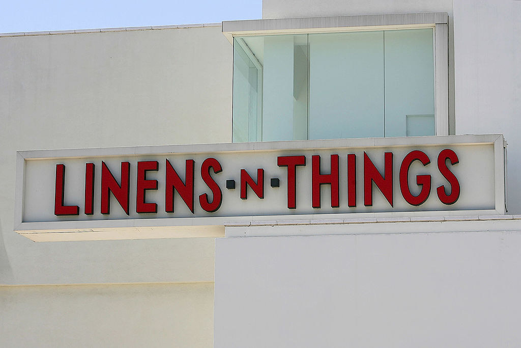 Close up of the Linens &#x27;n Things sign