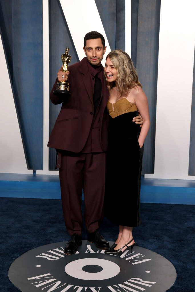 Riz holding an Oscar and embracing a smiling Fatima