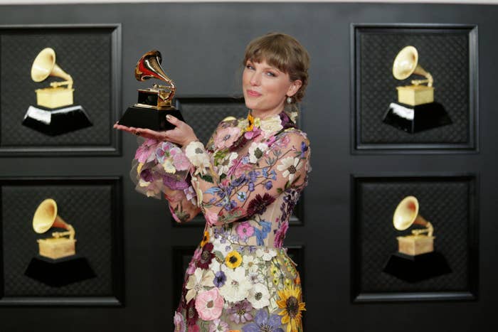 Taylor holding a Grammy
