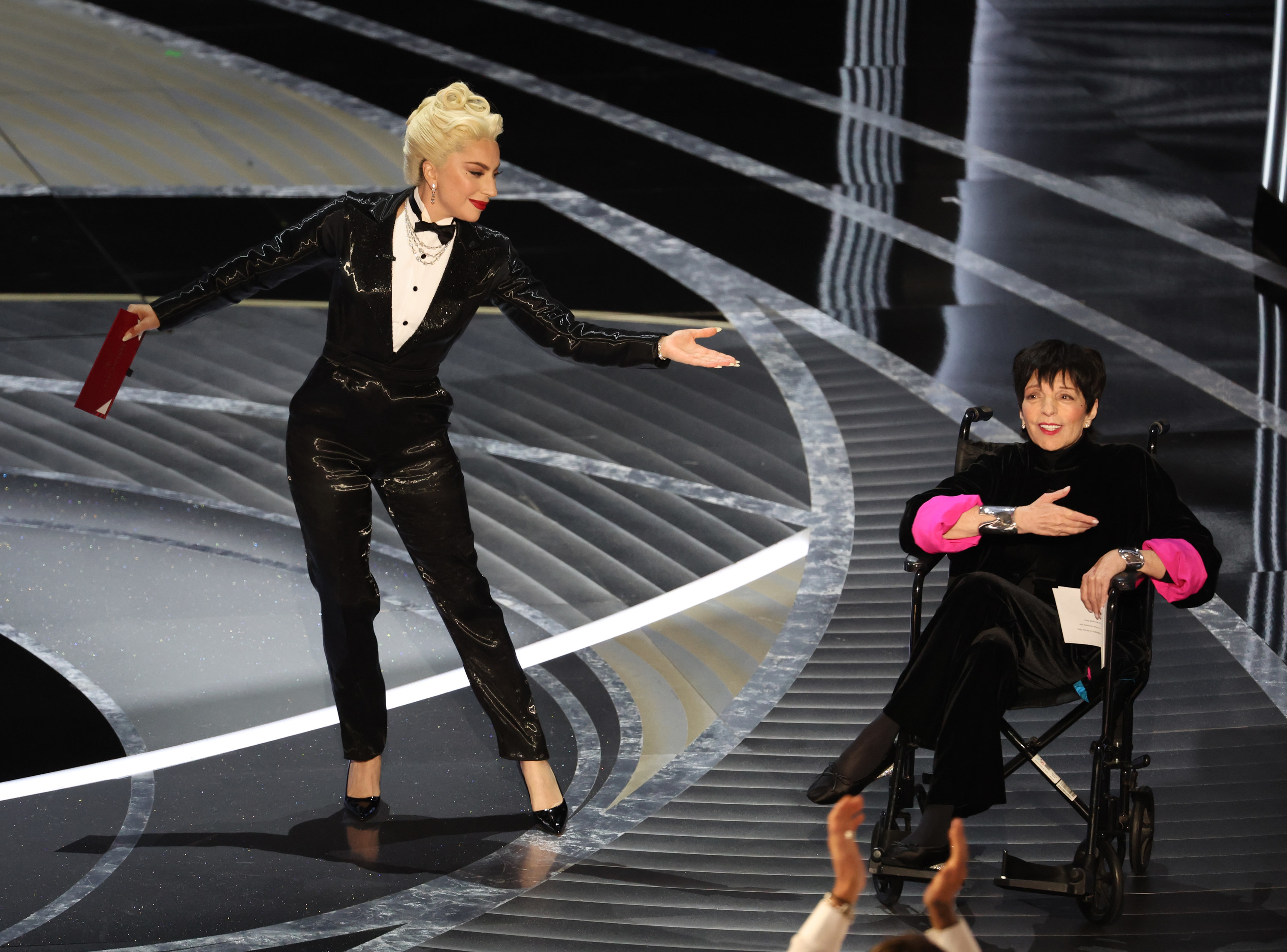 Lady Gaga Is Being Praised For Helping Liza Minnelli During The Oscars,  lady gaga 