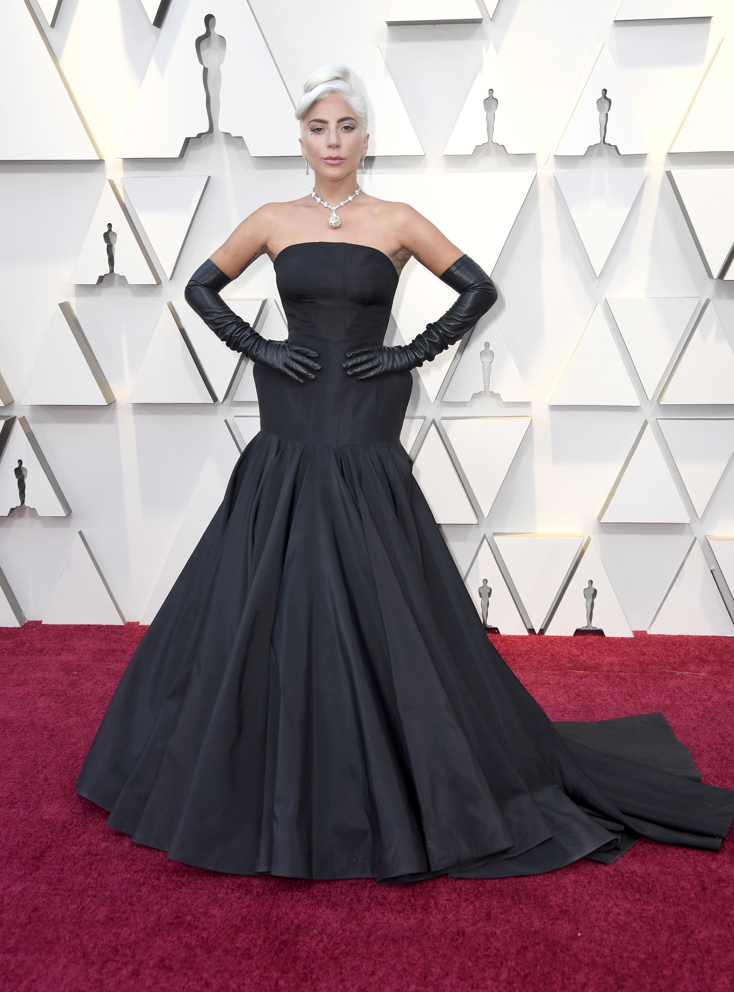 Lady Gaga穿着一件全黑的礼服,看起来非常古老的好莱坞
