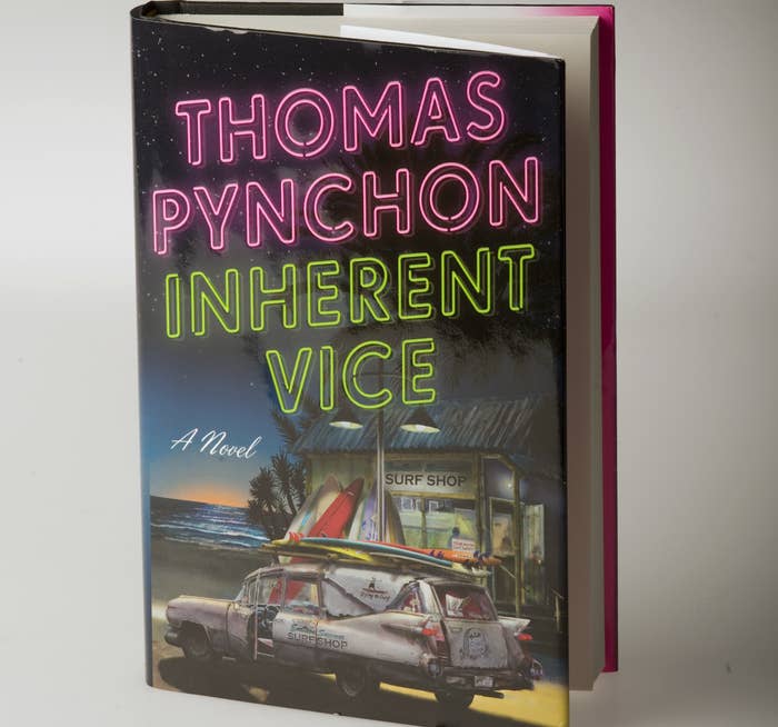 The cover of the book Inherent Vice, featuring a hatchback car with surfboards on top of it