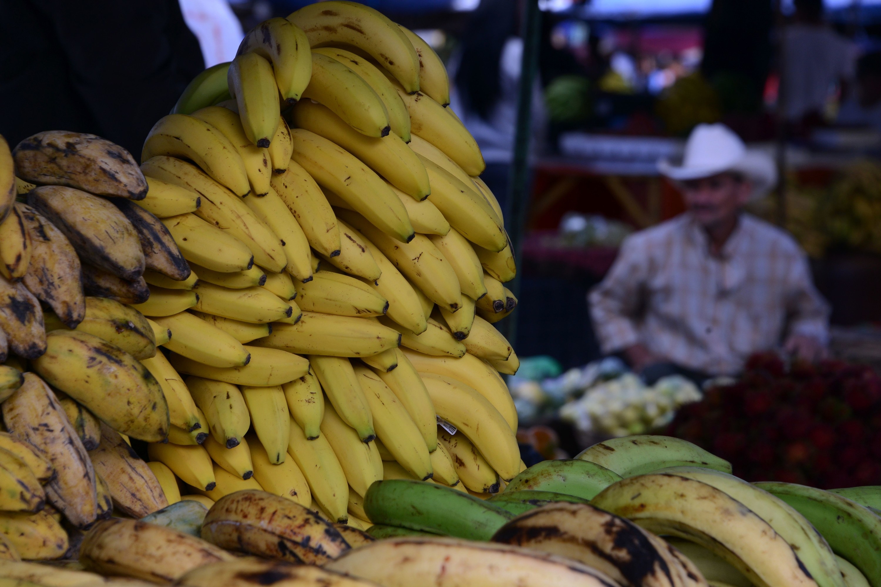 A man selling bananas at a farmer&#x27;s market in Tegucigalpa