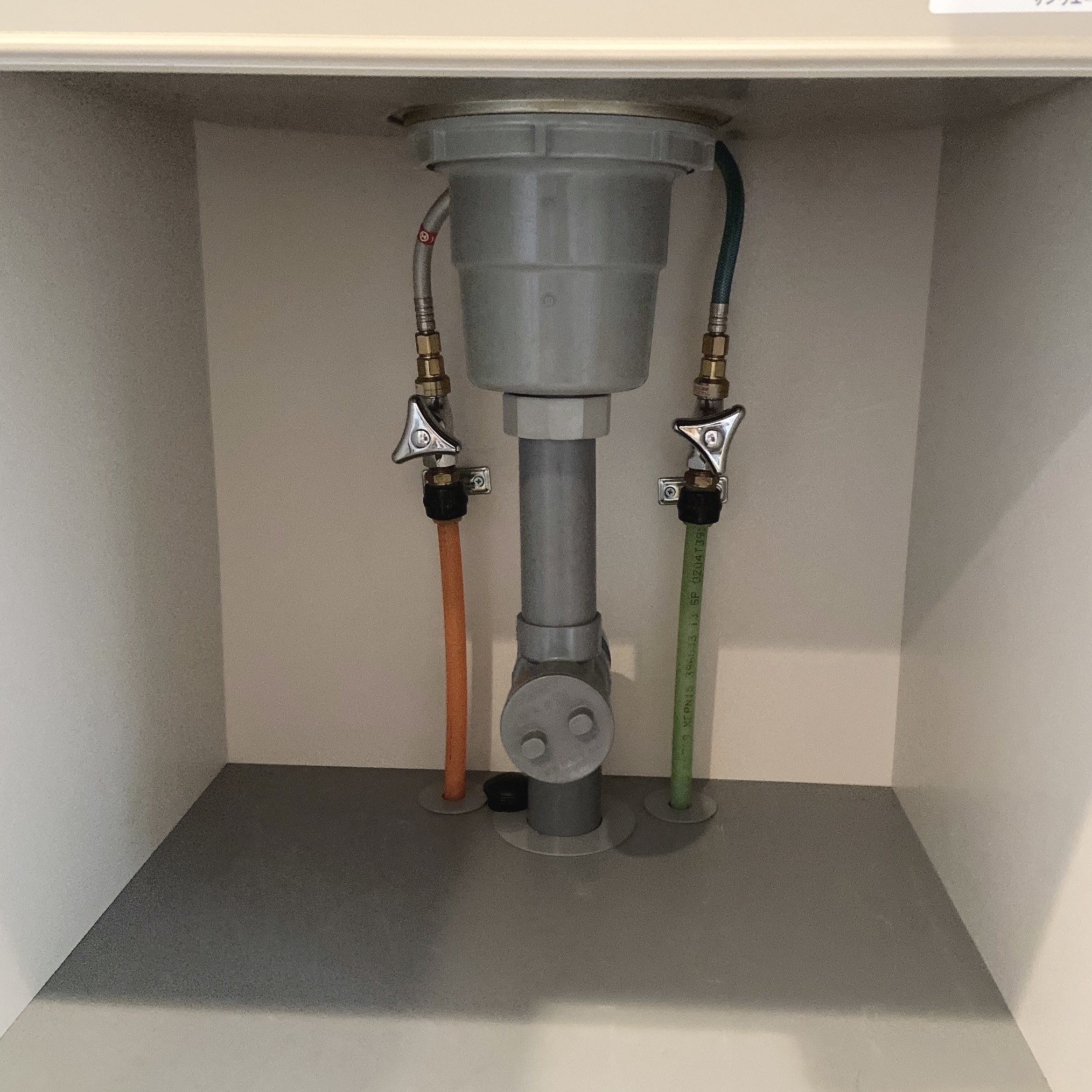 カインズのオススメの便利グッズ「出し入れできる シンク下整理棚」