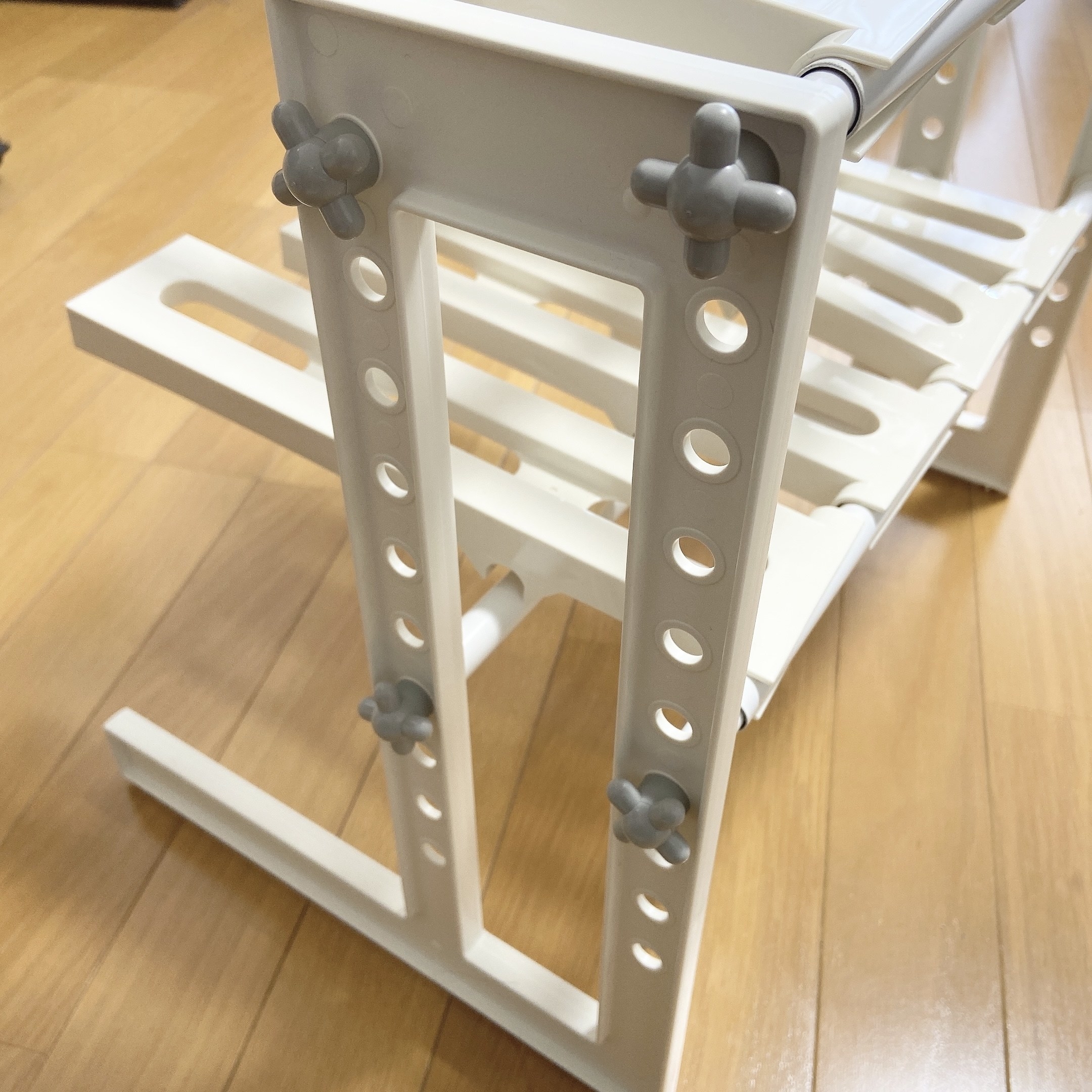 カインズのオススメの便利グッズ「出し入れできる シンク下整理棚」