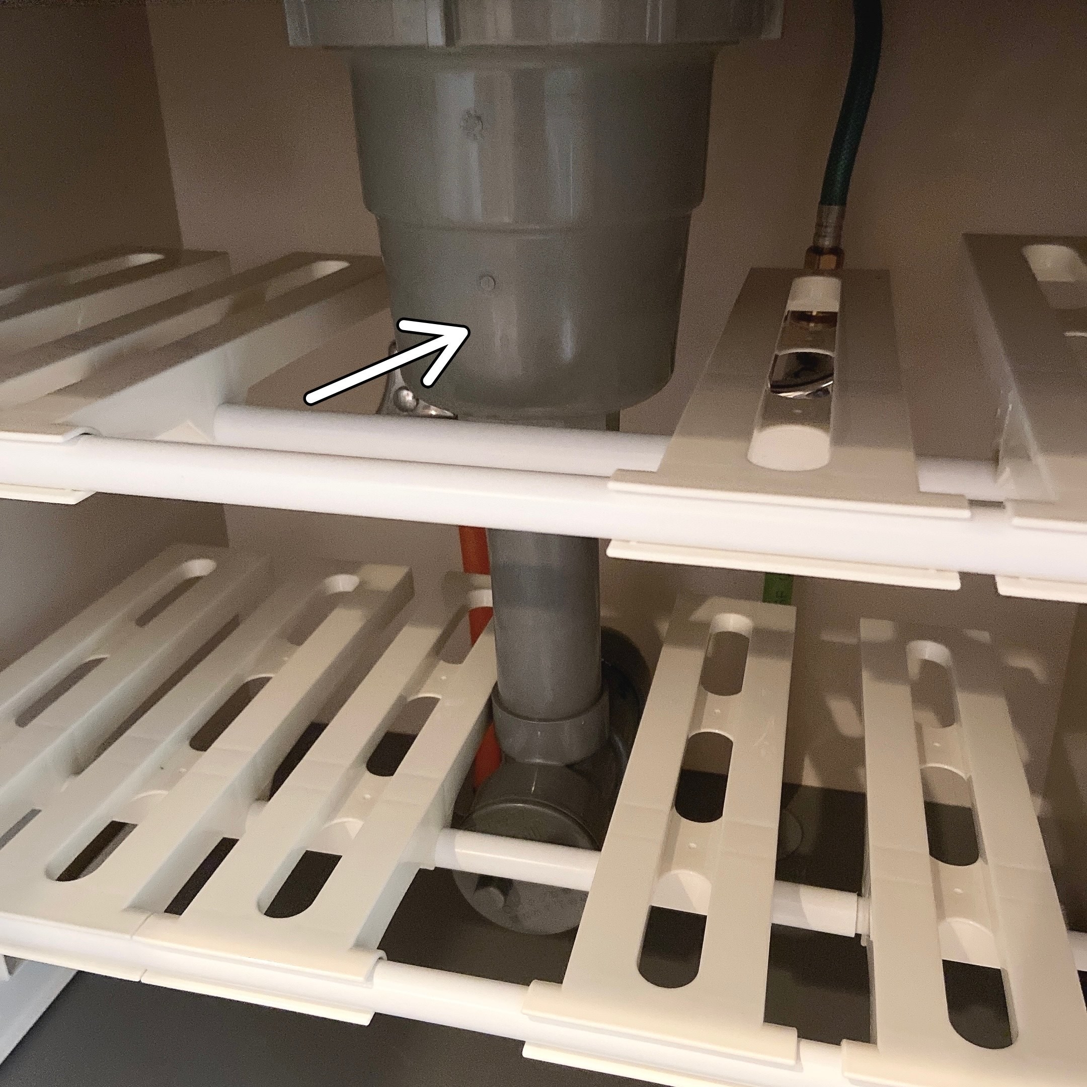 カインズのオススメの便利グッズ「出し入れできる シンク下整理棚」