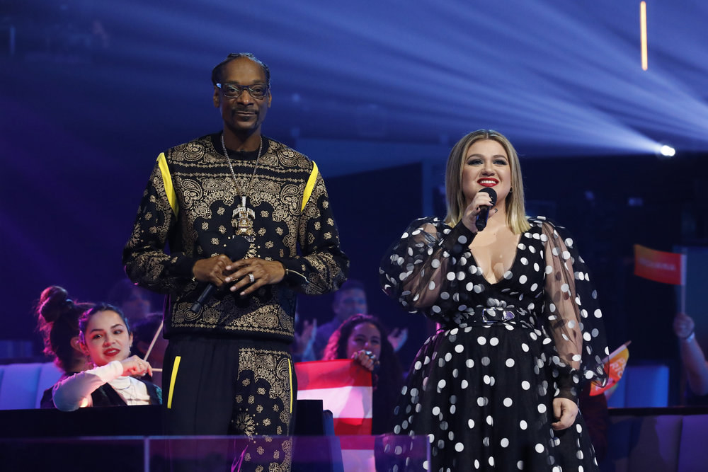 Kelly Clarkson and Snoop Dogg on a poster