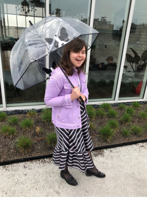 Katy hold the umbrella above her head