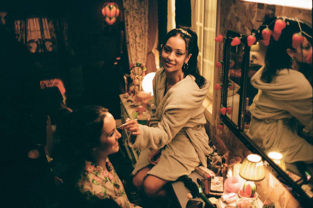 Maude Apatow as Lexi and Alexa Demie as Maddy on set