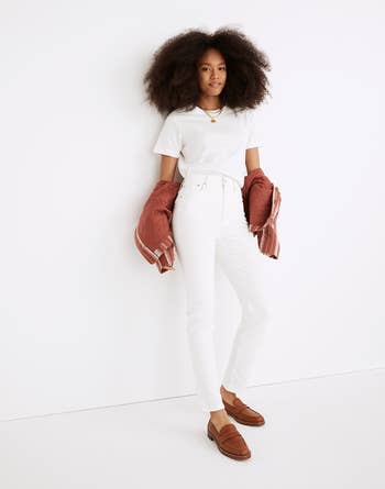 A model wearing the white jeans with a white t-shirt