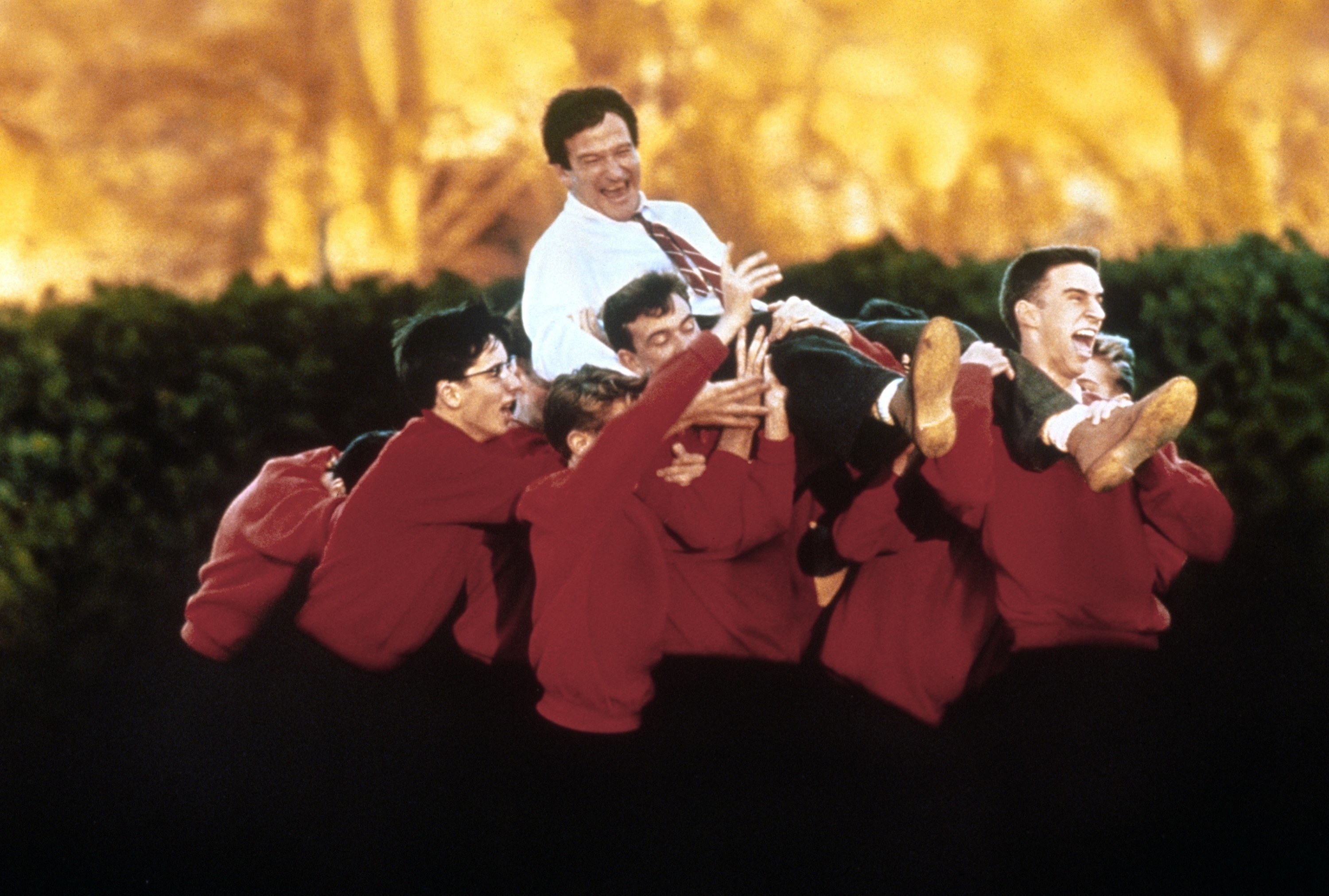 Robin Williams carried by a bunch of students