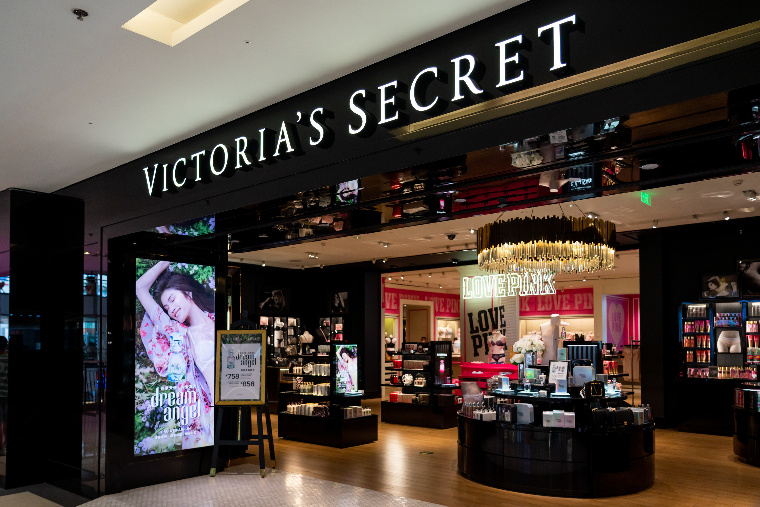 A Victoria&#x27;s Secret store front