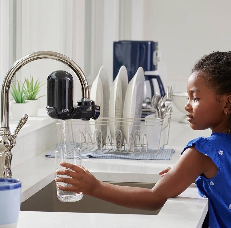 A model getting water from the faucet mounted water filtration system