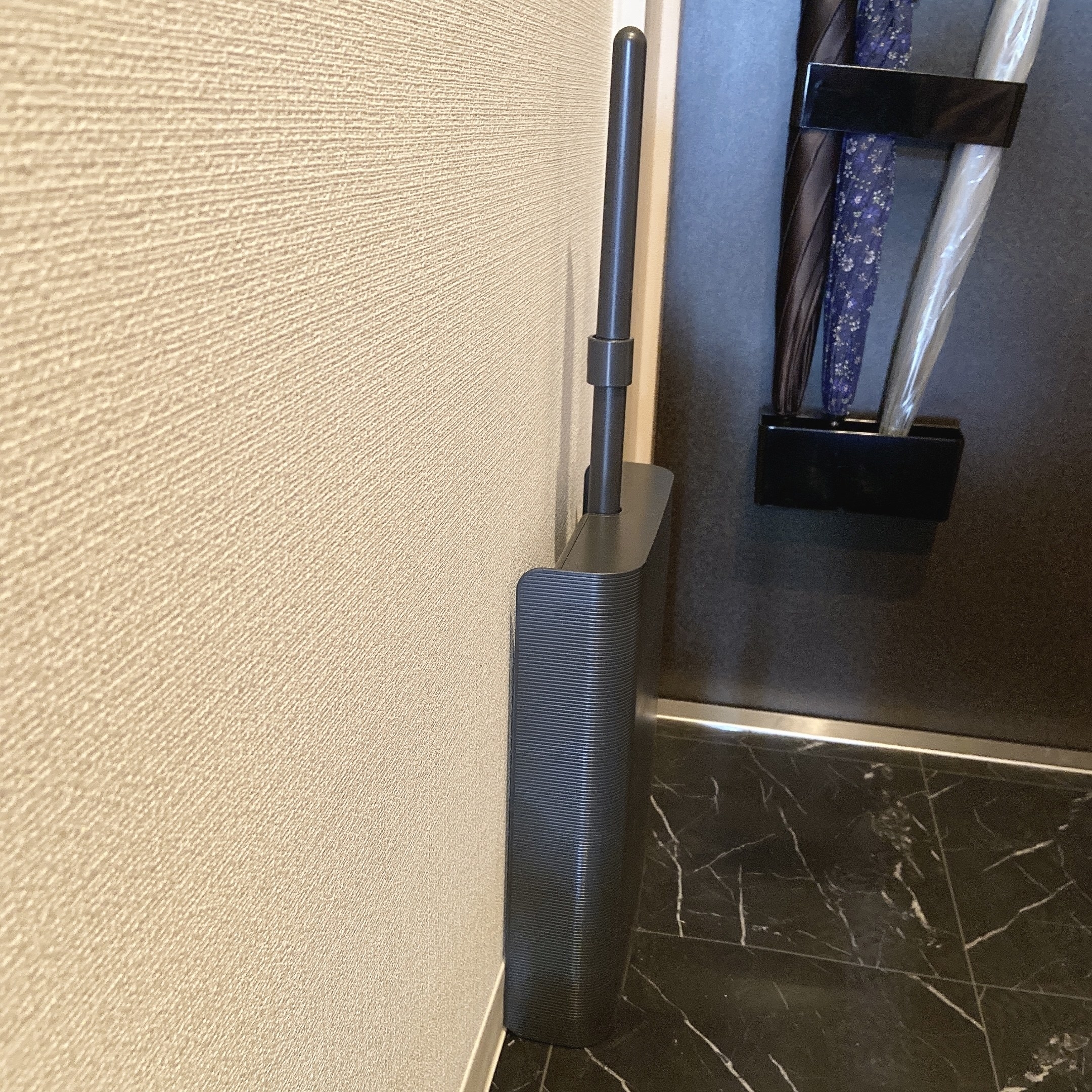 CAINZ(カインズ)のオススメの掃除用具「立つほうき」、「立つちりとり」